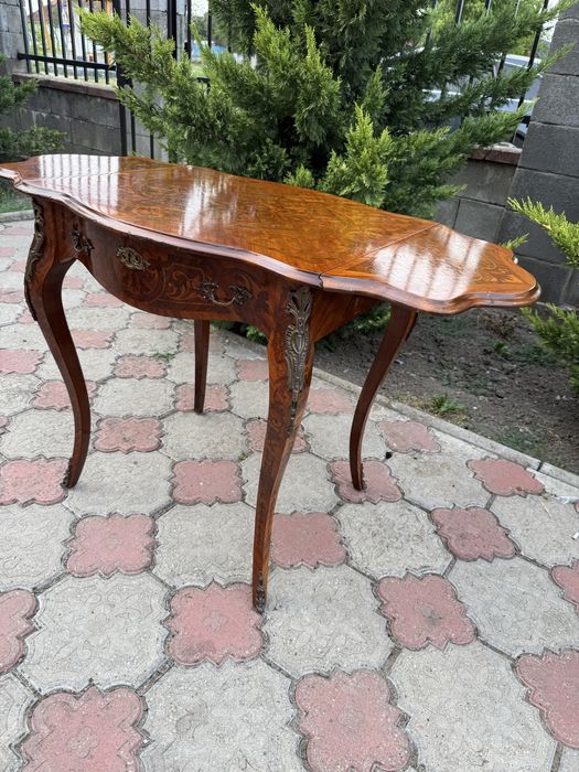 Masuta deosebita stil Louis XV, intarsii si elemente bronz