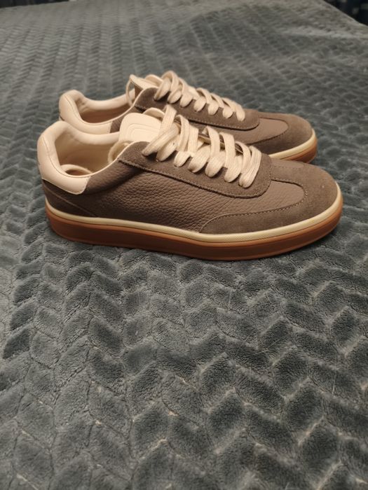 Продам женские кроссовки