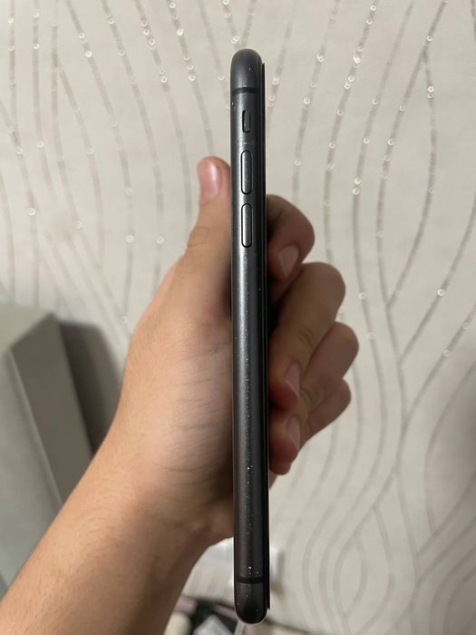 Продаю черный айфон 11