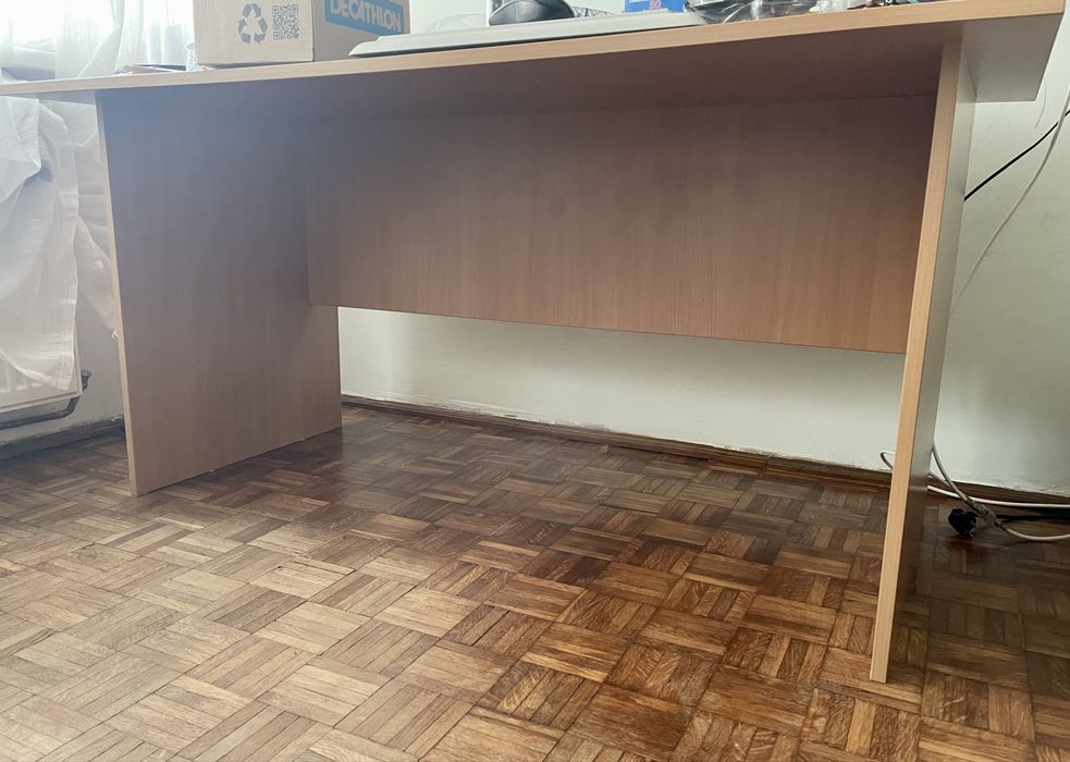 Vand urgent birou pentru calculator