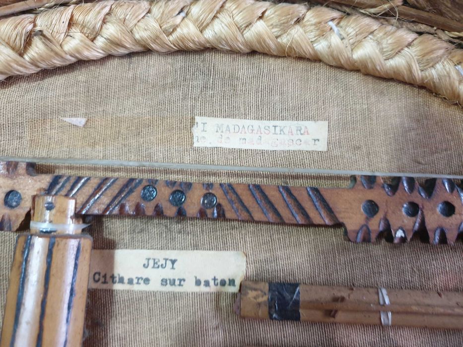 Табло на традиционни Мадагаскарски музикални инструменти