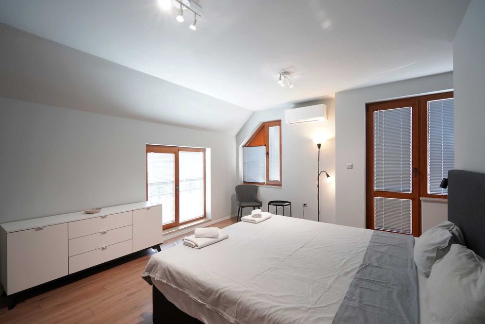 Дава се под наем Тристаен апартамент в Варна, Зимно кино Тракия - 134 кв.м за 999 € - Снимка #9