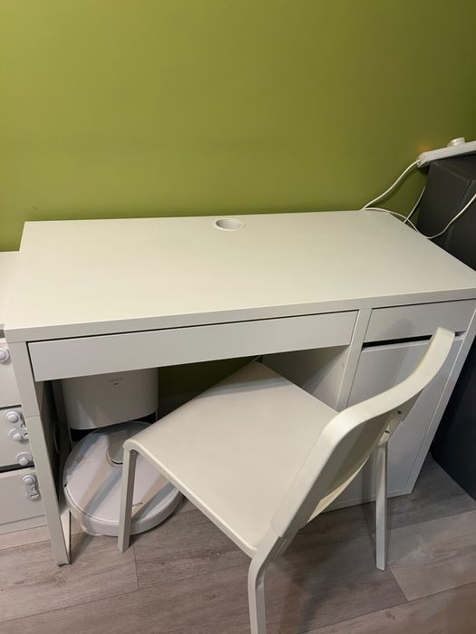 Продаю оригинальный стол IKEA вместе со стульчиком.