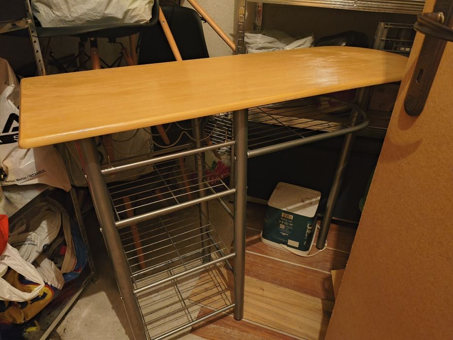 Бар маса с малки забележки