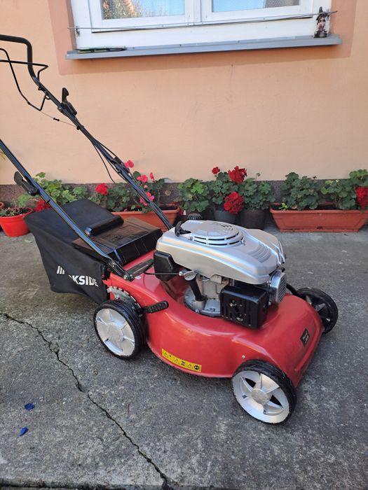 Masina de tuns iarba