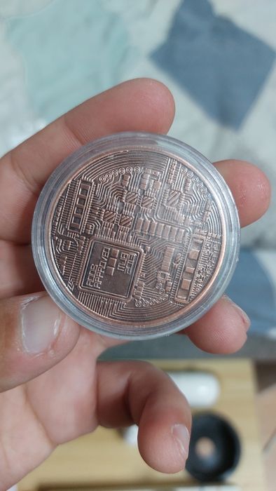 Монета Биткойн в футляре