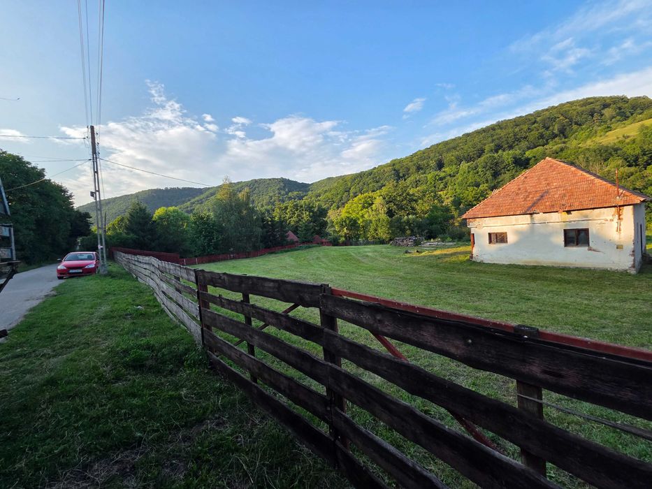 Teren intravilan 2.800 m² cu clădire, curent trifazic și pârâu – Ghipeș (25 min de Odorhei)