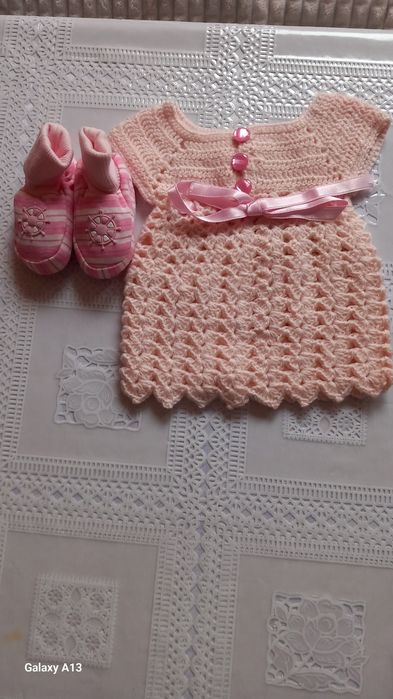 Предлагам красиви нови ръчноплетени детски и бебешки дрешки