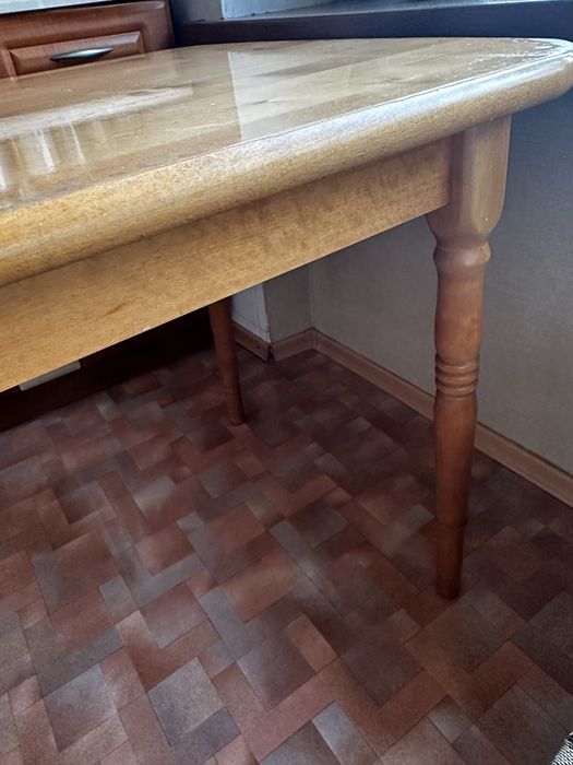 Стол и стул кухонные из дерева