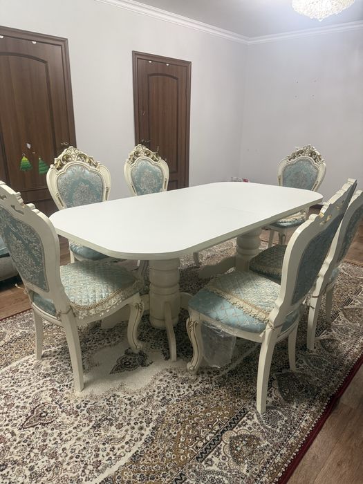 Продам шикарный обеденный стол со стульями (комплект)