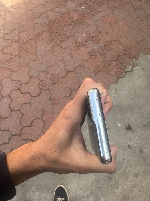 Samsung S21ultra silver 5G sotiladi aybi faqat orqa kriwkasi singan