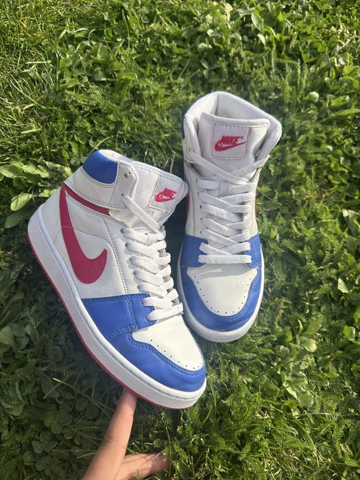 Nike Wmns Backboard High în nuanța alb/albastru/roz.