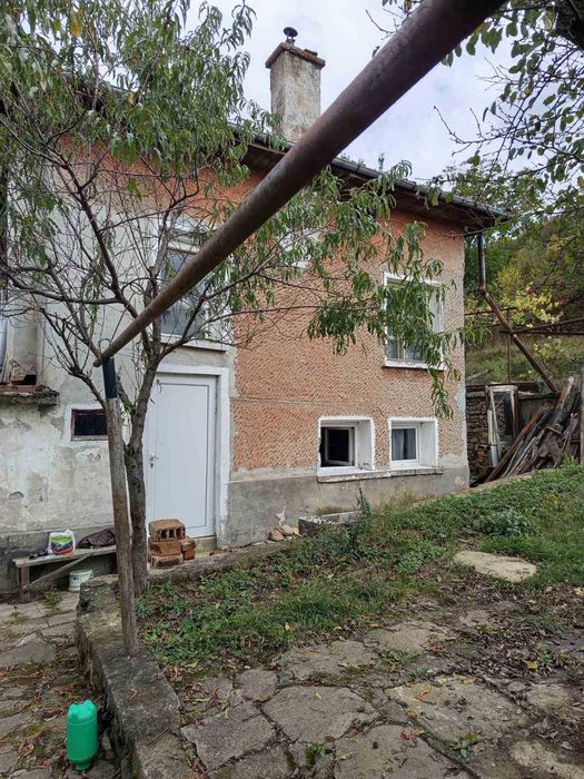 Продавам къща с двор 900 кв.м. в Габрово