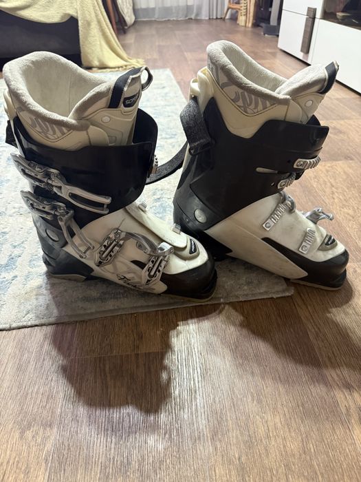 Продам комплект. Лыжи и ботинки.