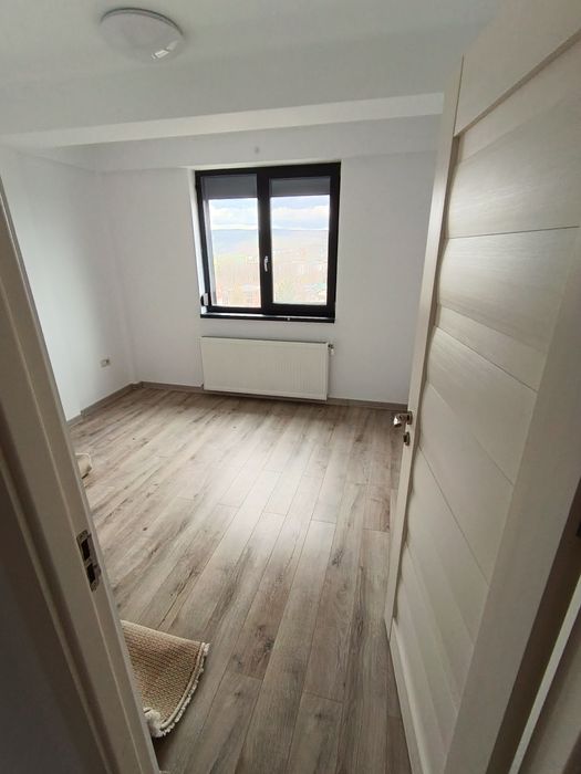 Închiriez apartament 3 camere + garaj la parterul blocului