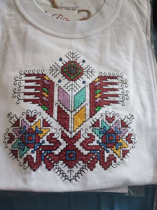 Бродирана тениска с дървото на живота шевица