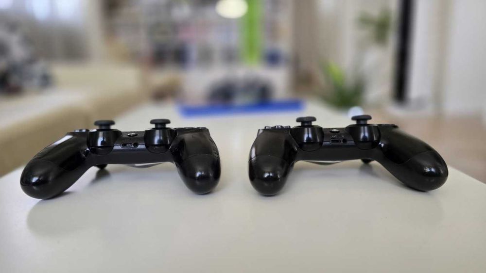 PlayStation 4 Pro / PS4 Pro 1TB с 2 контролера и игри