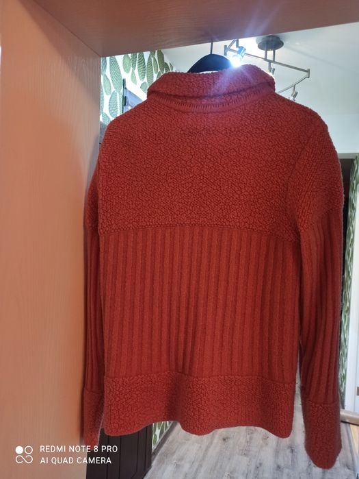 Продавам жилетка-яке. 80% вълна. Втора употреба. Цена 14евро.