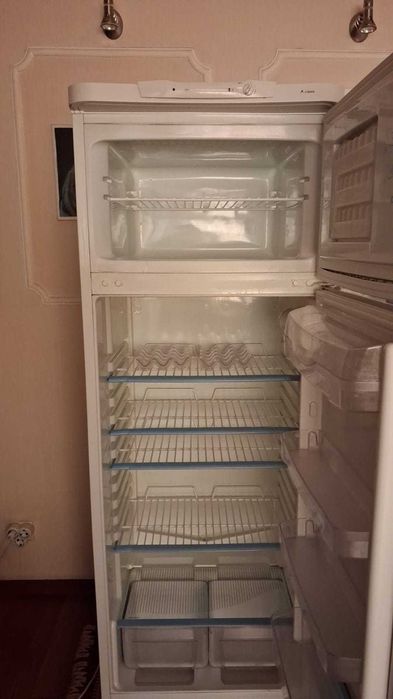 Рабочий холодильник Indesit