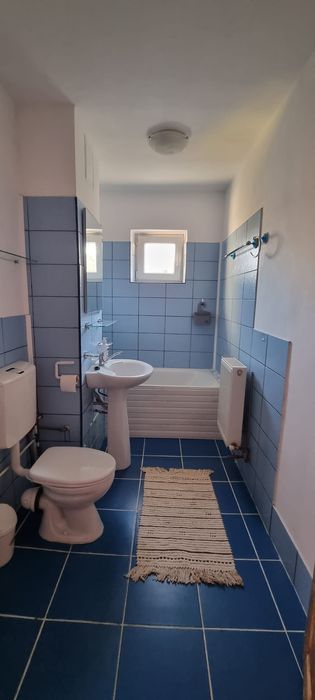 Închiriez apartament trei camere