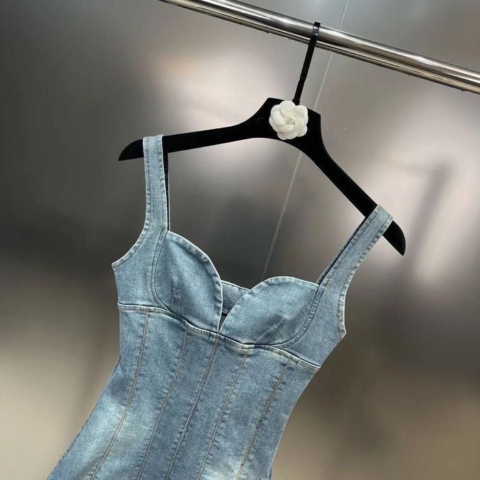 Дънкова рокля с декорация от камъни