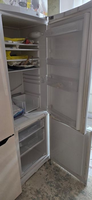 Срочно продам бу Холодильник indesit