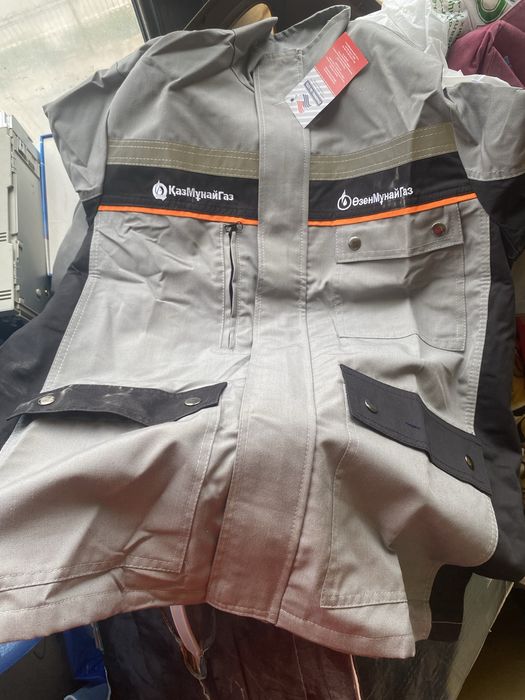 Мұнайшы киімдері бар