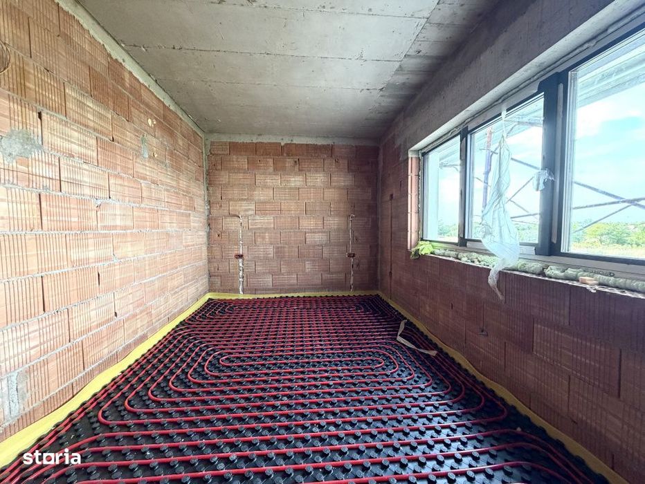 Duplex despartit prin camera tehnica, 5 camere, teren de 308 in Sanand