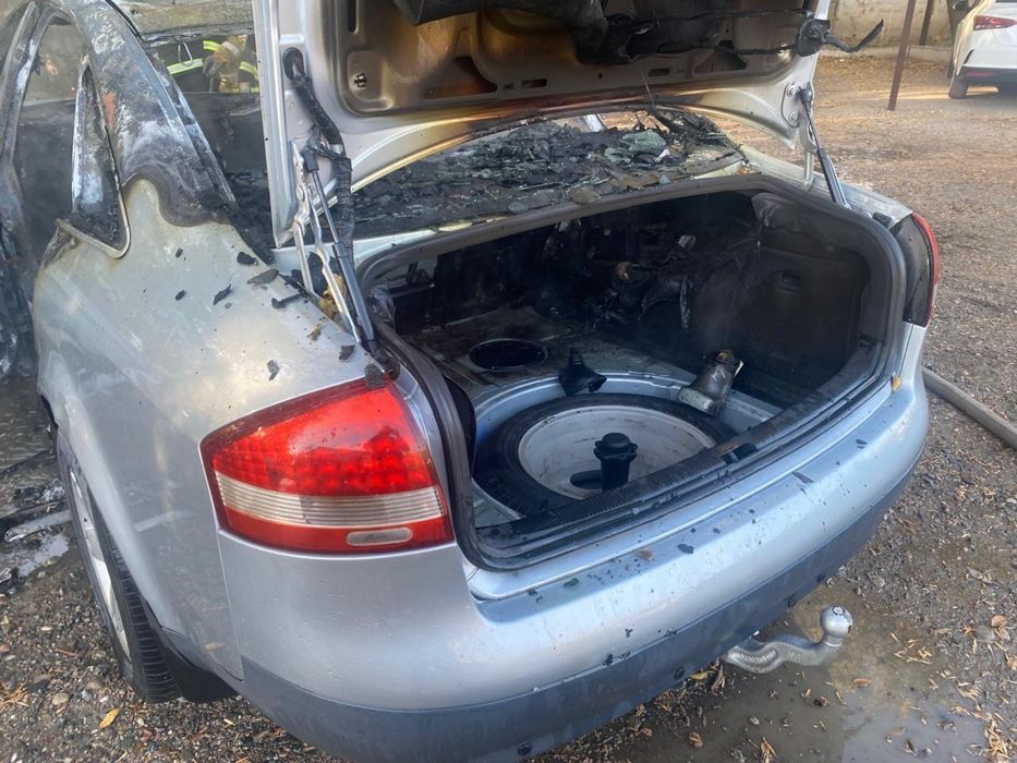 Ауди А6. Объем 2,4 , сгорел салон,