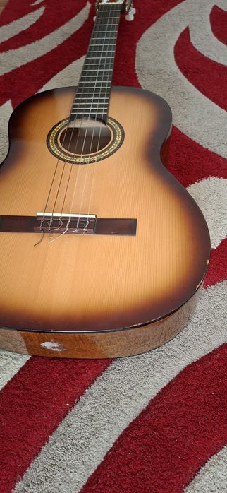 Vând chitara clasică Hora