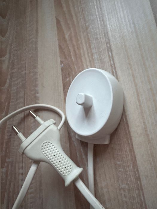 Електрическа четка за зъби Oral B (уред, приставки, зарядно)