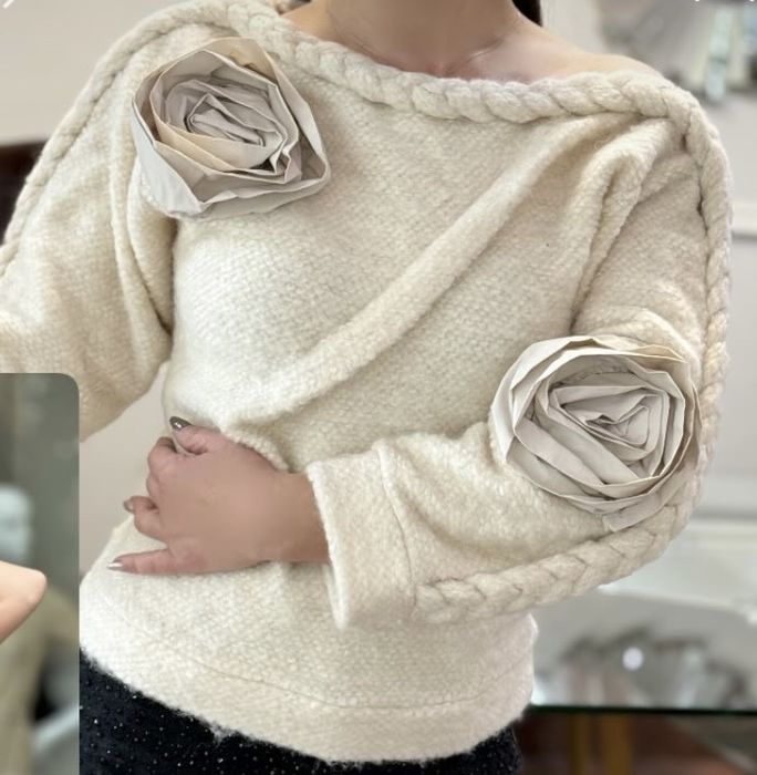 Пуловер с рози Avin