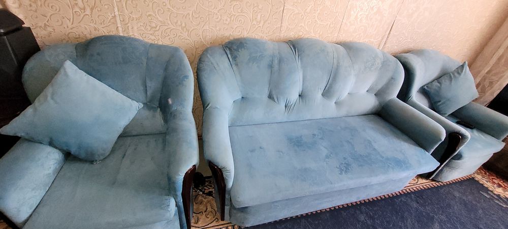 Мягкий диван и два кресла