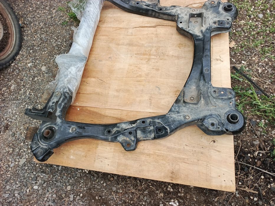 Балка двигателя подрамник Camry 50