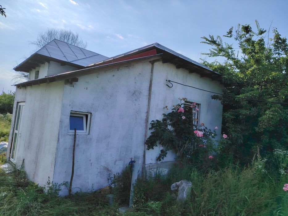 Unic proprietar vând casă și pamant