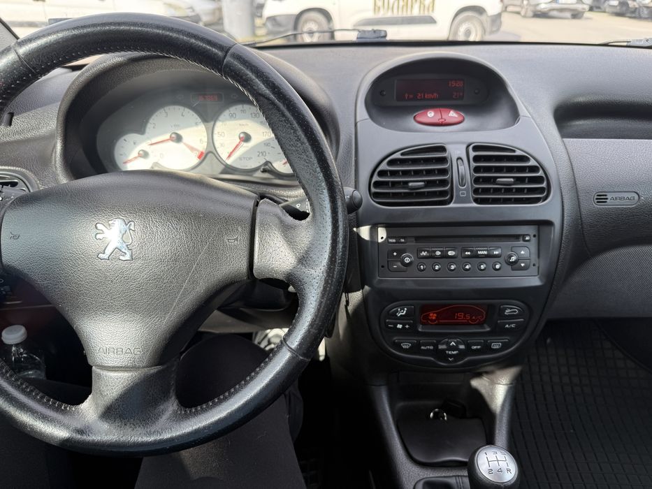 Пежо 206  седан - Климатроник, 2 комплекта гуми, перфектно състояние