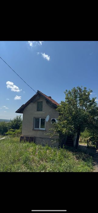 Продава се прекрасен лозаро-овощен имот с двуетажна вила (2 дка)