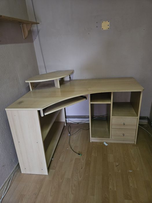 Vând birou pe colt 1.35x95x50