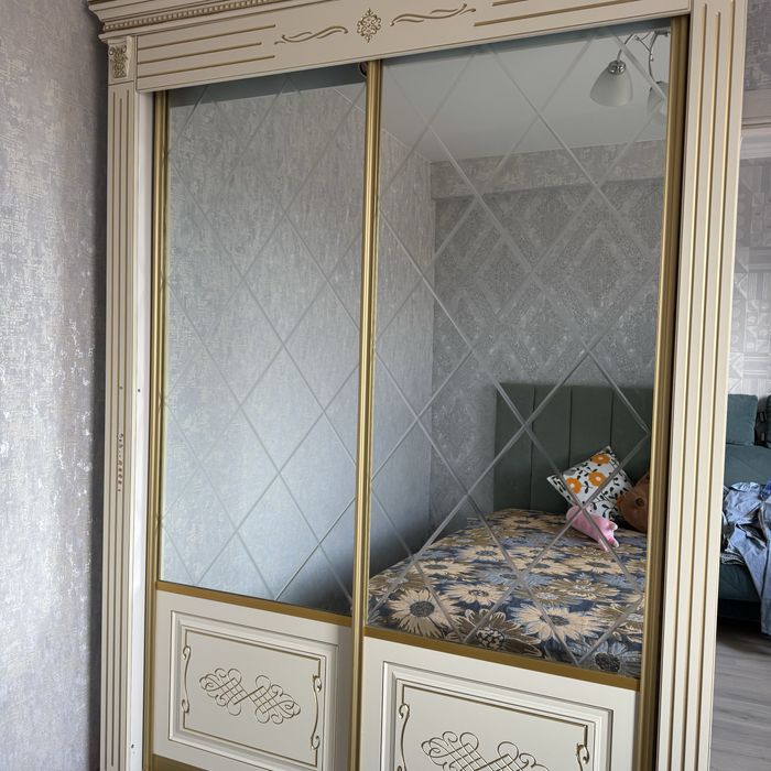 Продам шкаф купе с зеркалом