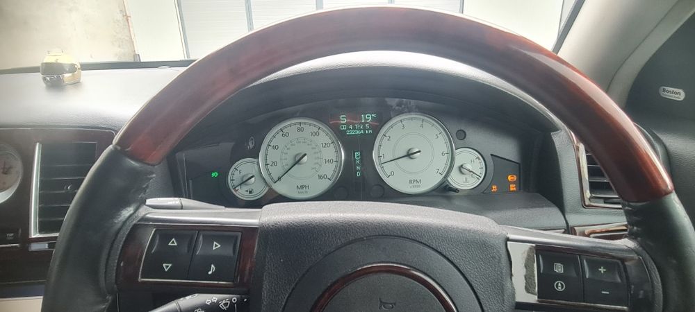 Chrysler 300C десен волан