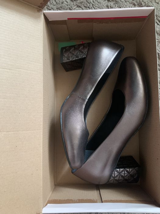 Pantofi piele eleganti, noi, nepurtati,in cutie