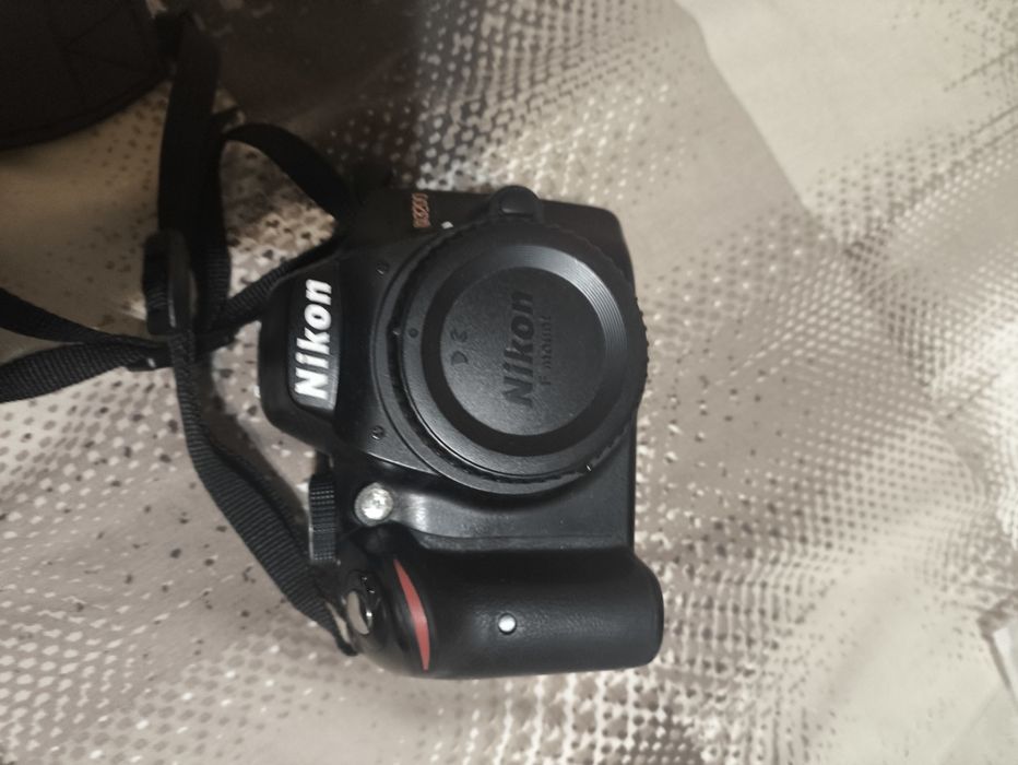 Фотоапарати Nikon D3200 и D3500