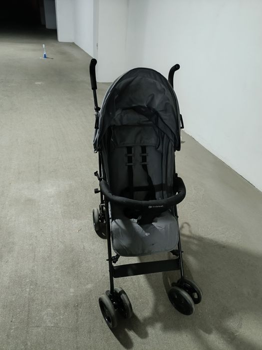 Carucior de dimensiuni mici. Potrivit și pt deplasările cu avionul.