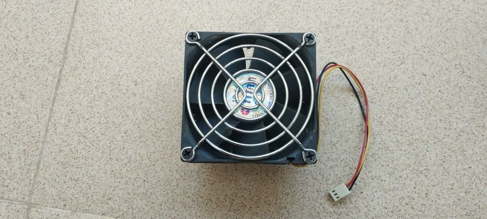 Захранване, дъно и всички части за настолен компютър