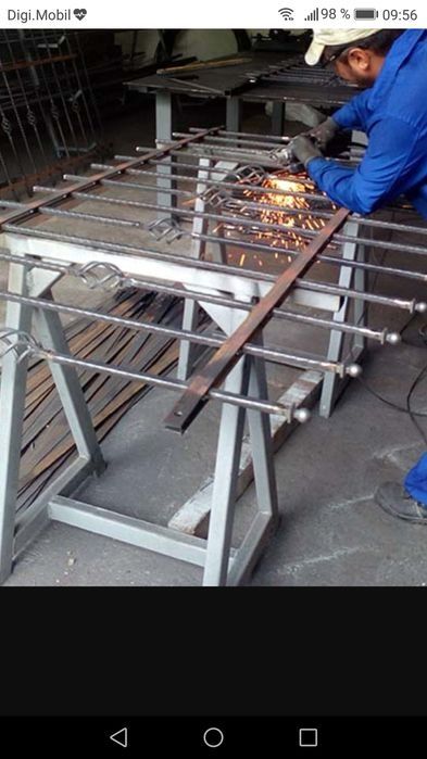 Lăcătuș Libere de Contract