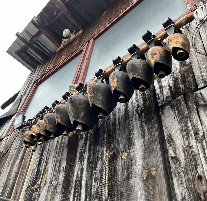 Хлопки, Чанове, Звънци