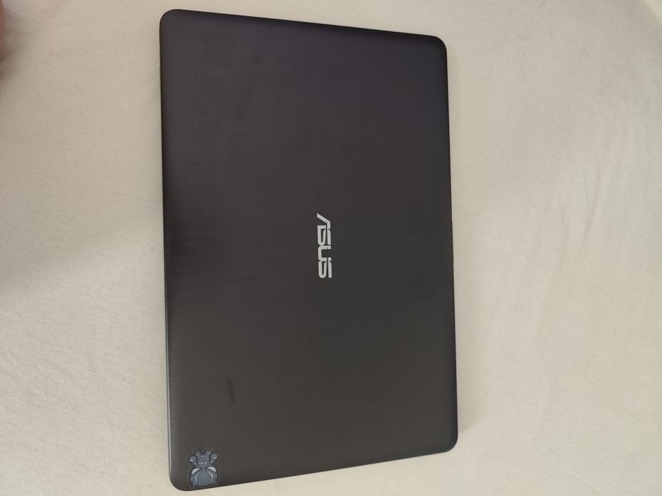 Лаптоп Asus r540y