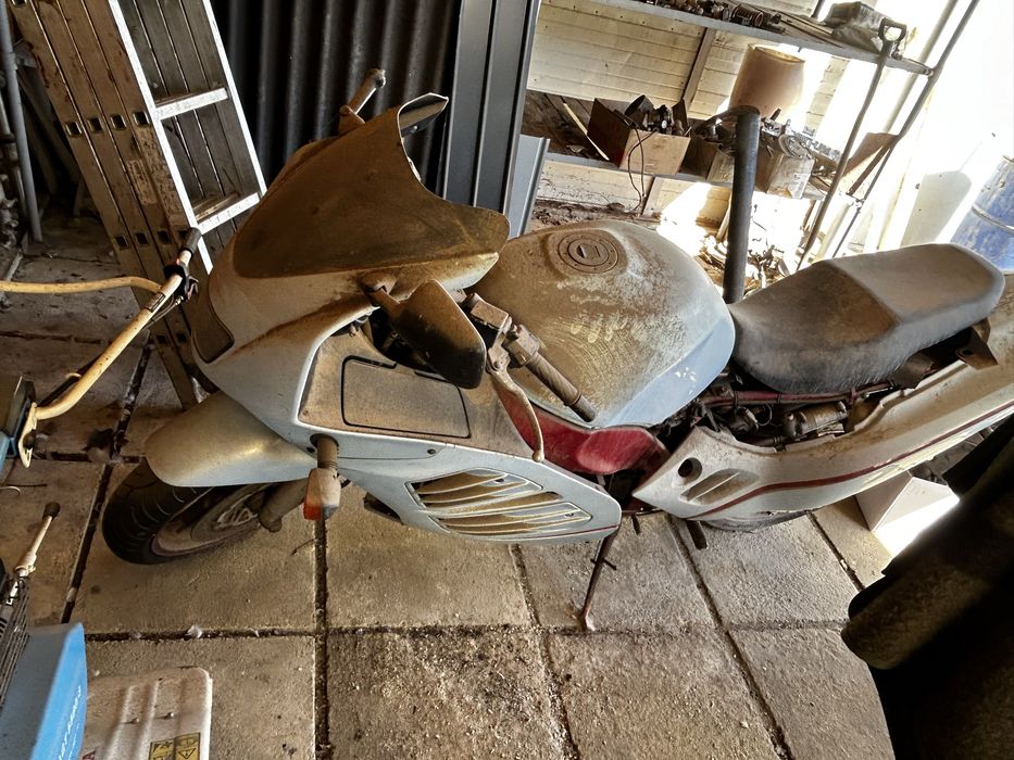 Motocicleta Suzuki RF 900, sare din viteza a doua