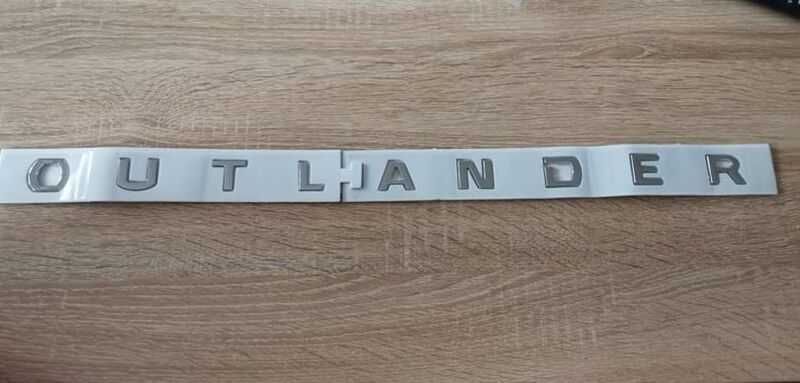сребрист надпис Mitsubishi OUTLANDER