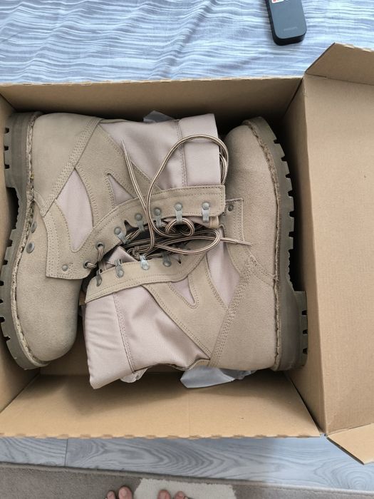 Vând echipament militar în stare bună,bocancii sunt noi.